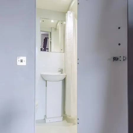 セーフステイ ホステル *